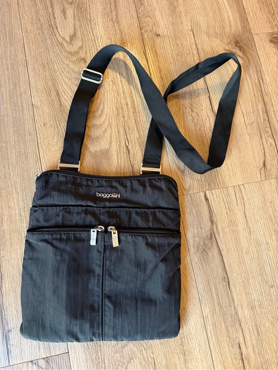 Baggallini Handbags - Baggallini Black Nylon Crossbody Messenger Bag Adjustable Strap